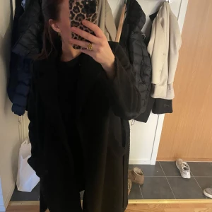 Svart kappa  - Säljer min svarta kappa fårn vera Moda, använda ca 5 ggr. Finns noppror på tyget, storlek M men passar S som jag är 🩷🩷
