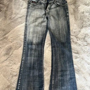 Snygga jeans - Jättesnygga lågmidjade jeans till salu i storlek 27, vanligtvis Xs/S. Säljer då de tyvärr är för korta på mig.😊
