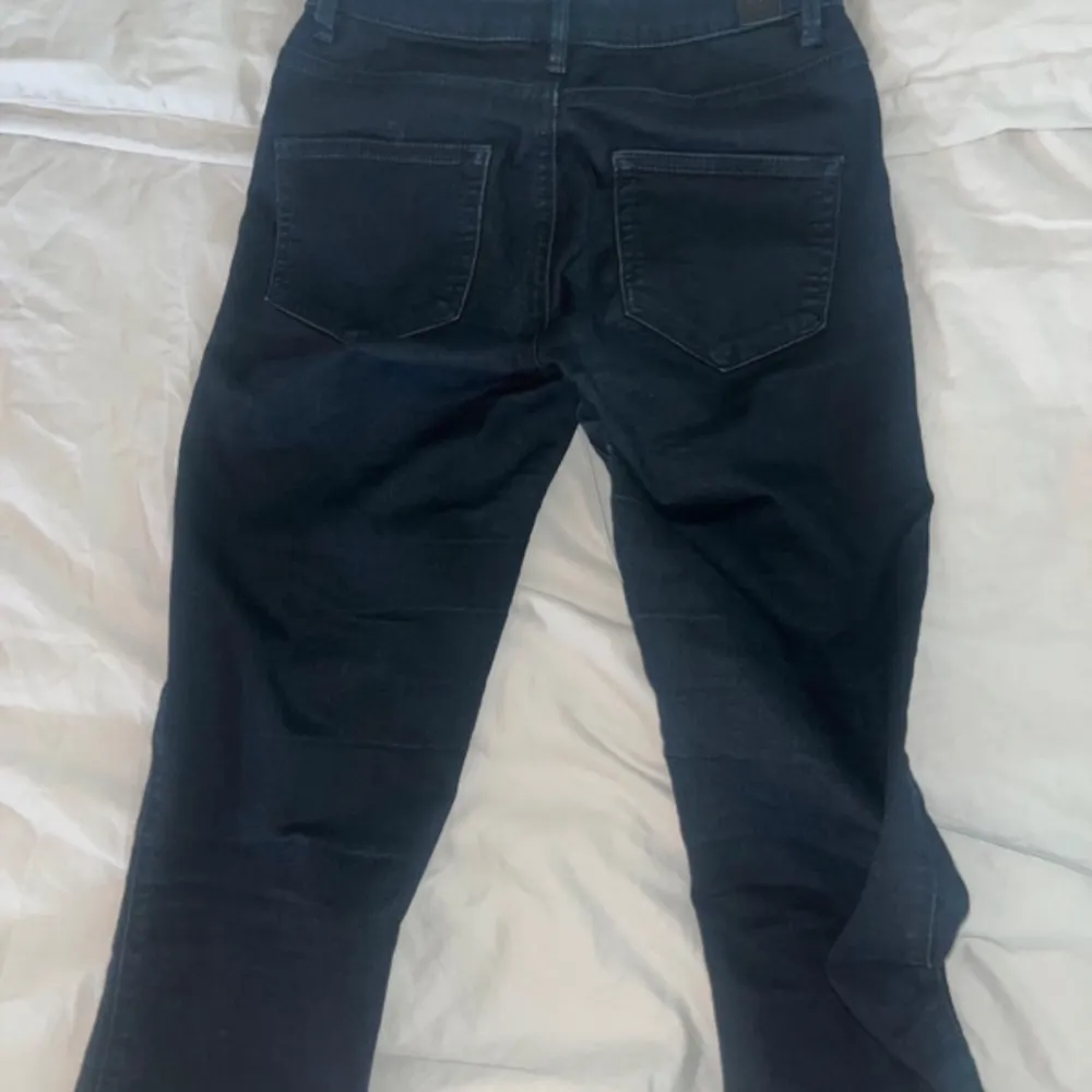 Snygga men lite högmidjade men annars väldigt fina, bra skick lite slitna där nere men inget man tänker på! W26  Köpt secondhand . Jeans & Byxor.