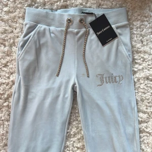 juicy byxor  - aldrig använd, prislapp kvar!  liten fläck på byxorna, går säkert bort i tvätten. 💖