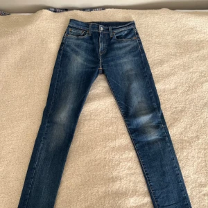 LEVIS 512 - Färg Blå Storlek 28/30 Skick 9/10 använda typ en gång Slimfit 