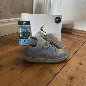 Nike air jordan 1 low  - Säljer dessa jordan 1 som jag ej använder längre. Box och ett par snören tillkommer. Priset går att diskuteras vid snabb affär!