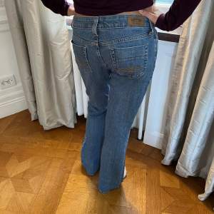 Levi’s jeans, lågmidjade och bootcut midjemått: 40 cm tvärs över innerbenslängd: 80 cm