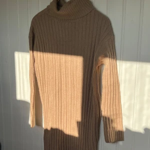 Stickad klänning polo - Stickad känning med polo krage Storlek s/m 