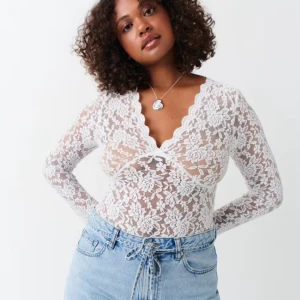 Populär spets topp - Säljer denna populära spets topp som är slutsåld på hemsidan då den inte kommer till andvändning. Andvänd en gång, storlek s. Skriv om du har frågor eller vill ha bilder💗 