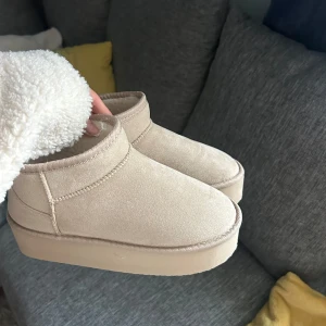 Beige boots med platåsula - Säljer ett par snygga beige ”uggs”med platåsula. Köpta på newyorker för bara någon vecka sedan men jag köpte fel storlek för mig. Dem är helt nya och otroligt sköna.