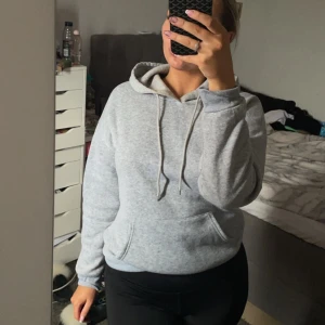 Grå hoodie  - Grå hoodie aldrig använd