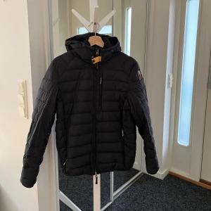 Parajumpers - Parajumpers jacka som är perfekt nu inför hösten! Knappt använd. Priset är ej fast!   Storlek-S Skick 9/10