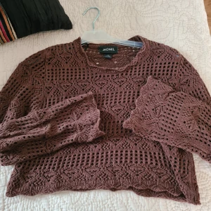 Virkad tröja från monki - Virkad gullig tröja perfekt nu till hösten. Använd ett fåtal gånger.