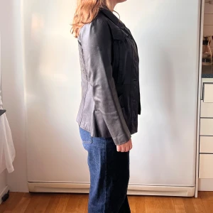 Skinnjacka  - Märkbrun skinnjacka med insväng midja. Märke janbell bra skick. Storlek 36 men passar dig som har XS också.