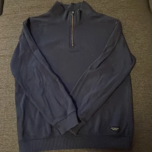 Half zip  - Jag säljer min half zip pga av att det är för liten skick 8/10