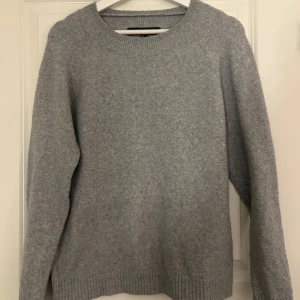 stickad tröja - super fin stickad tröja använt fåtal gånger, lite nopprig 