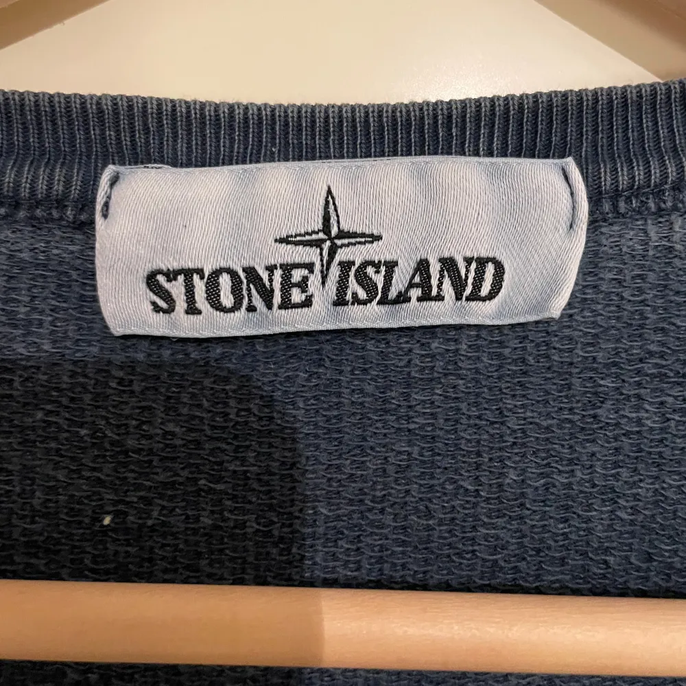 En (äkta) Stone Island crewneck tröja / sweatshirt i mycket fint skick.  Mörkblå/gråblå.   Storlek Medium.   Väldigt mjuk och skön tröja till hösten.  . Tröjor & Koftor.