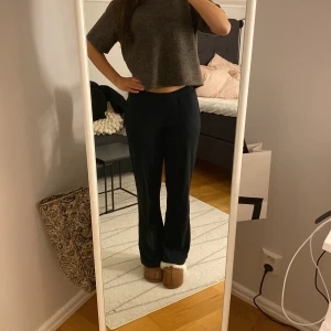 Byxor BikBok, stl S - Byxor BikBok, stl S. Jag är 175 cm. Kan knytas i midjan