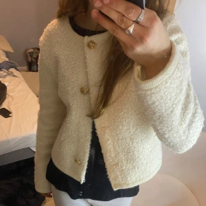 Kofta/kappa - Säljer en jacka från Gina i st S i jättebra skick då den är använd 2 gånger. Kom med frågor eller bud!💕🍂🍂