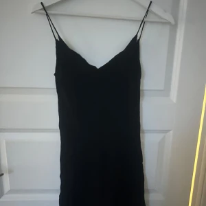 Svart klänning  - Jättefin svart klänning som inte kommer till användning❤️