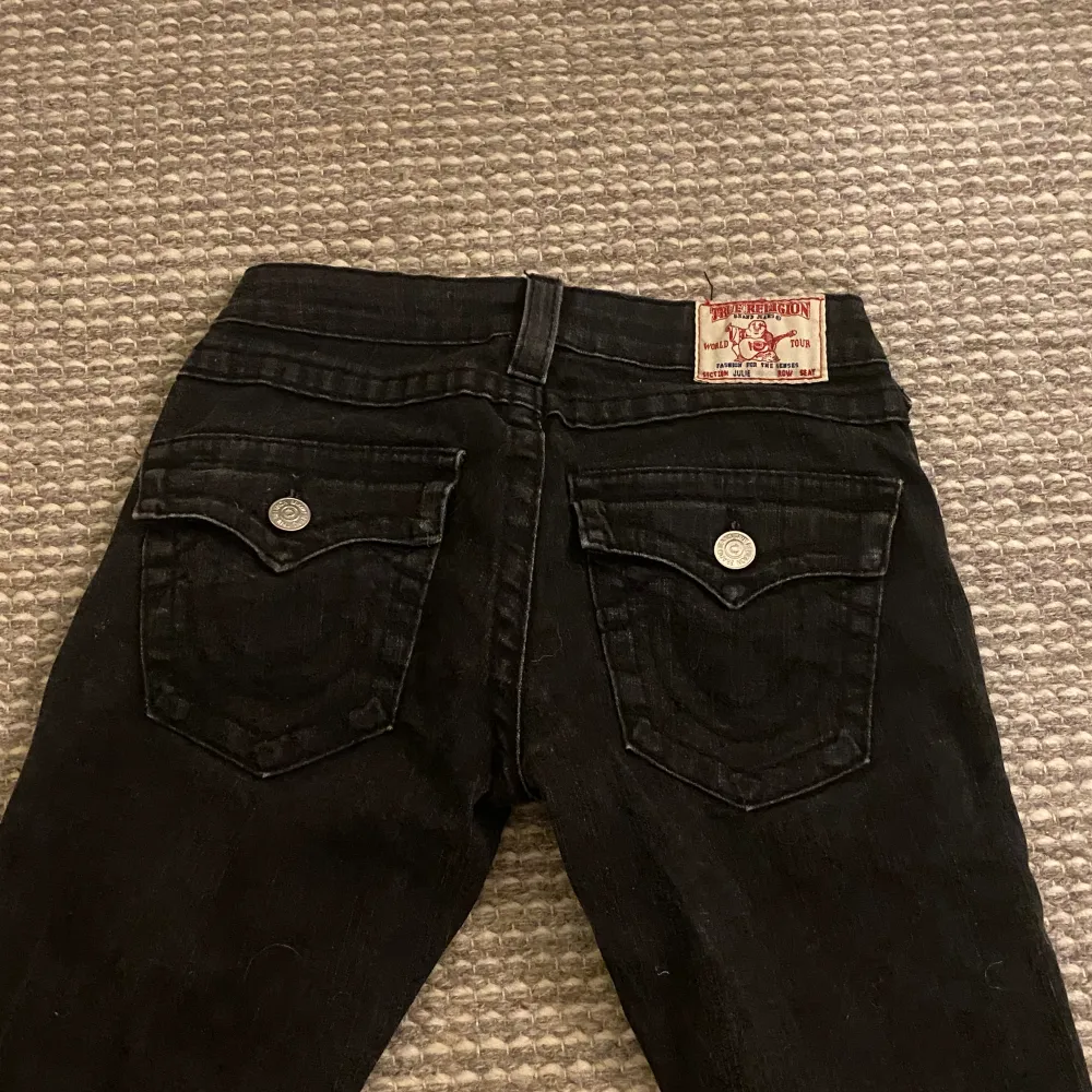 Hej jag säljer ett par super fina lågmidjade True religion jeans, säljer pågrund av att de aldirg kommer till användnig! . Jeans & Byxor.