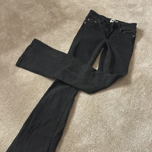 Svarta jeans från 157 - Säljer ett par svarta jeans från lager 157. De har en low bootcut-stil och är perfekta för en avslappnad look.🤍🤍 Jeansen har en fin passform med dragkedja och knapp framtill. De är i bra skick och passar till det mesta i garderoben!💓