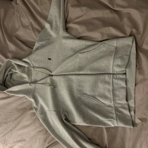 Ralph Lauren zip hoodie - Ralph lauren zip hoodie i ljusgrå storlek m
