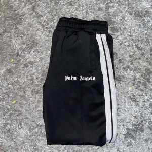 Palm angels byxor strl M - Råkat bli ett litet hål i vänstra fickan men inget synligt, passar M och är jääävlogt snygga.   Några år på benen så att säga så säljer billigt vid snabbköp! Helst söker jag byten!!!