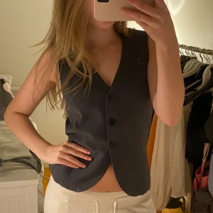 Cool väst - Snygg väst till tex fest, använd 1 gång. Köpt för 299kr💓