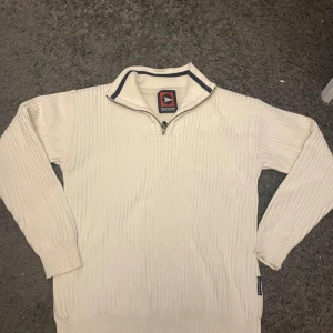 Vit tröja med liten dragkedja - Bra skick känns som ny, Anledning till sökning är att jag köpte jag behöver fixa lite pengar för jag är pank.