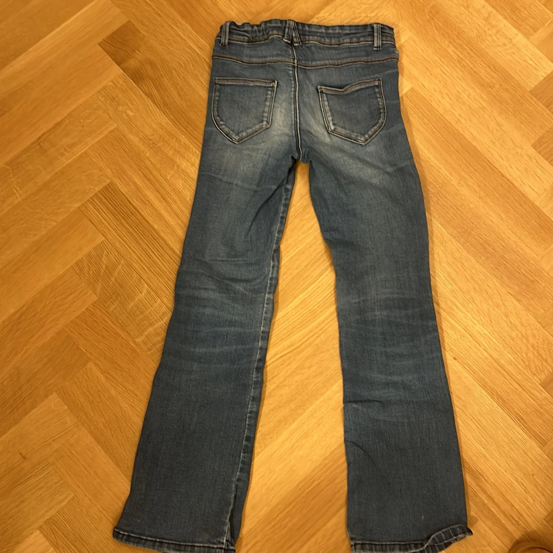 Ett par blå boot cut jeans  - 90