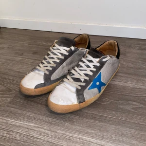 Golden Goose Superstar - Hej! Säljer ett par Golden Goose i modellen superstar 💫|| Självklart äkta ✅|| Storlek : EU44 || Skick : Bra || Har du några funderingar är det bara att höra av sig 🙌