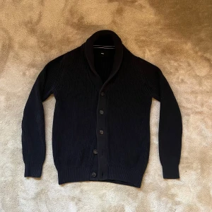 Marinblå cardigan  - Säljer denna fina cardigan från Celio. Skick: 8/10. OBS: den nästsista knappen har låtsats. Går att sy på väldigt lätt. Skriv om det finns frågor 🗣️✌️