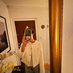 Tunn kappa med gulddetaljer🩷 - Jätte fin och trendig kappa. Köpte den förra mån och är endast använd en gång. Nypris för 450kr säljer för 300kr. Pris kan diskuteras. 