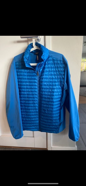 Colmar jacka - Colmar funktionsjacka inköpt förra hösten för 2000kr. Jackan är sparsamt använd och är därav i mycket fint skick. Hör av er om det dyker upp några frågor!