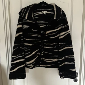 teddyjacka - säljer min teddyjacka ifrån hm då jag vet att den är väldigt efterfrågad! bra skick om man bortser från en liten sminkfläck på kragen (bild 2)💕