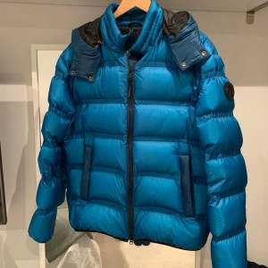 Moose knuckles vinterjacka - Skick 9/10 Size M Bin 5200 Sjukt fet CW Om du vill ha något annat än en basic maya så är det den här du ska ha🩵  Inga flaws överhuvudtaget.