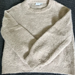 Beige stickad tröja  - En jätte mysig stickad tröja i en höstig beige färg från Vila 💞 den är i bra skick och använd ett fåtal gånger då den tyvär är för liten för mig💞