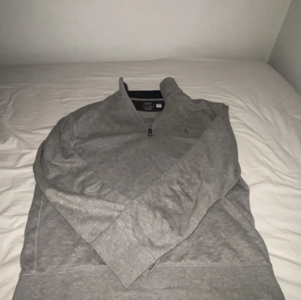 En fin Ralph lauren zip(quarter zip) som passar bra till hösten och vintern. Skick 9/10 använd några gången men inga tecken på användning. . Hoodies.