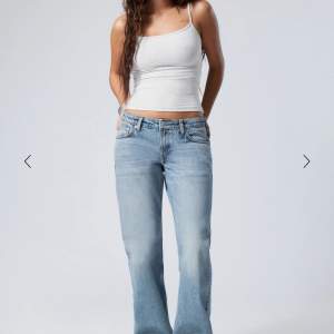 Weekday jeans stl 27/30 blå i mkt bra skick säljes 300 kr, köparen står för frakten 