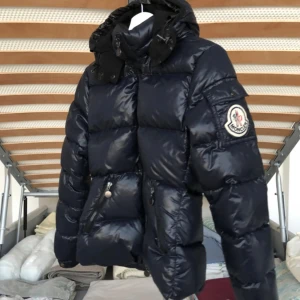 Moncler jacka - Jackan är köpt secondhand men har inte kommit till användning och vill därav sälja vidare den. Jackan har inga defekter och passar allt från XS-M. Kvitto för jackan är inget jag fått från förra ägaren och därav priset. Pris kan diskuteras!🥰
