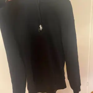 Säljer min Ralph Lauren hoodie i navy blue som är i riktigt bra skick. Storlek S och sitter true to size.  Nypris 2000kr.