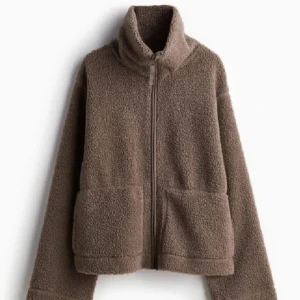 Brun teddyjacka med dragkedja  - Säljer denna jättemysiga och snygga teddyjacka i färgen brun från H&M som är näst intill slutsåld överallt. Den har dragkedja framtill och två stora fickor. Oanvänd och har prislapp kvar. Priset kan diskuteras. 