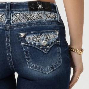 MISS ME JEANS - Miss me jeans i storlek w24, helt nya använda 1 gång, köpta för 2100kr, där med priset för dom. as snygga detaljer där bak och är bootcut😍😍säljer för de är lite för stora för mig❤️ 