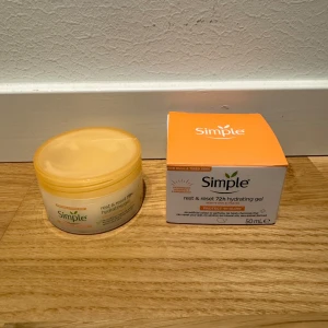 Simple Rest & Reset 72h Hydrating Gel - En återfuktande gel från Simple som ger intensiv fukt i upp till 72 timmar. Perfekt för känslig hud och fri från konstgjorda färgämnen och dofter. Kommer i en praktisk burk på 50 ml.