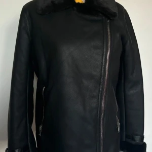 Superfin jacka från MANGO i storlek XS (NY) - Ny jacka från Mango i storlek XS.  Passar XS och S (skyltdockan i bilder är storlek S).   Ny / oanvänd, fin och fräsch. 