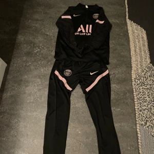 Nike Psg tracksuit - Skick 9/10 använt typ 3 gånger Passar XS/S Priset är för båda delarna