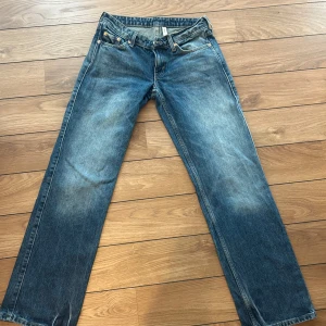 Weekday jeans - Weekday jeans i modellen arrow strl 26/32. Sitter likadant som de ljusblåa jeans jag lagt upp på min profil. Orginalpris 590kr.
