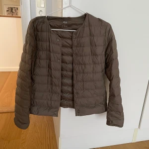 Höstjacka - Säljer denna så sjukt fina jacka från uniqlo, den har inga defekter🩵den passar mig som vanligtvis har s