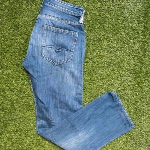 Replay Jeans - Säljer dessa feta Replay Jeans med straight det passform, storlek 30/32. Skicket är bra 8/10. Skriv vid minsta fundering!!!