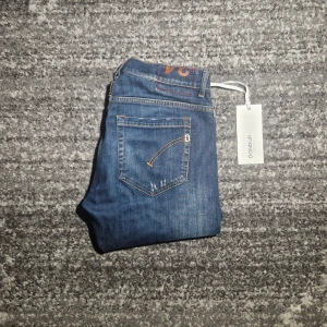 Dondup Jeans  - Tjena! Säljer ett par riktigt schyssta dondup jeans i modellen George. Skicket på jeansen är 9.5/10. Har du några frågor eller funderingar så hör av dig // IC_RESELL 