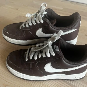 Nike skor  - Air forces, nypris 1100kr, kom privat för mer bilder (pris kan diskuteras) 