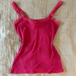 Topp med spets - Söt rosa topp som jag aldrig fått användning av strl xs/s💗