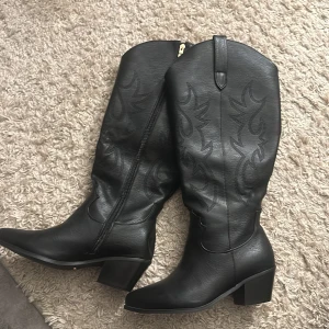 Curve boots - Cowboyboots för er som har breda vader! De är beställda från billini. Helt nya och aldrig kommit till användning. Jag har ungefär 43 cm i omkrets runt vaden, men passar upp till 50,8 cm